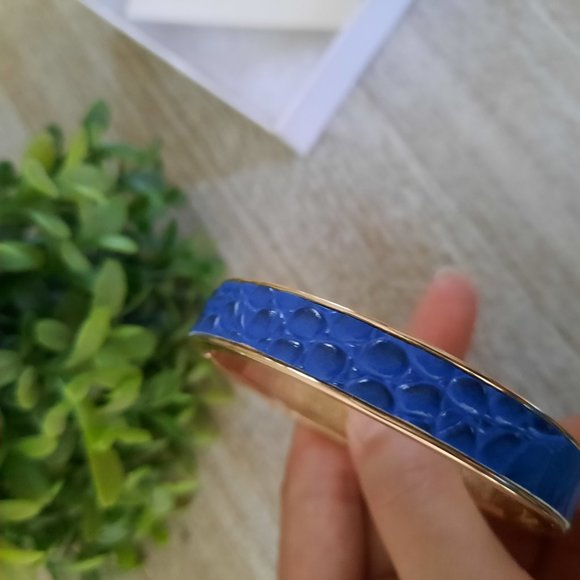 Daniela Swaebe Zaffre Blue Crocodile Inlay Thin Hinge Bangle - Goldtone, New! - Picture 6 of 16